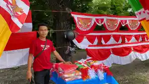 Warga-Bandung-menjual-bendera-di-Kota-Kendari-Provinsi-Sulawesi-Tenggara.jpg
