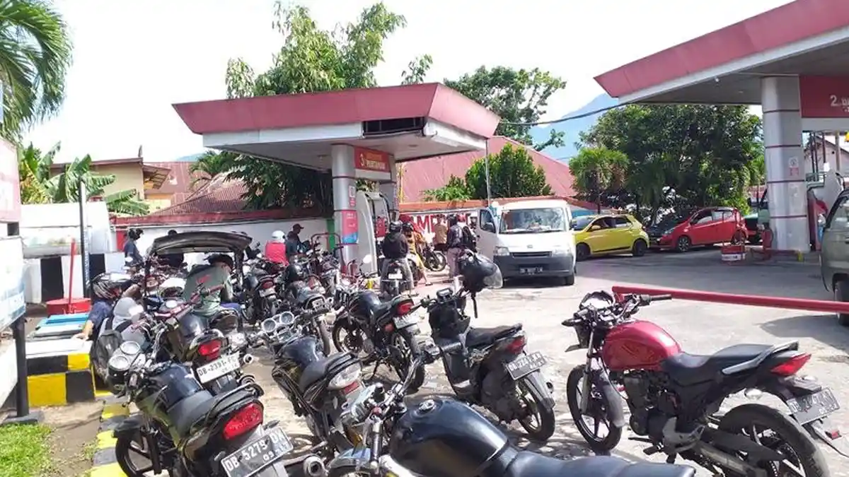 Antrean Kendaraan Masih Padati SPBU Matali Kotamobagu Meski Listrik Sudah Pulih