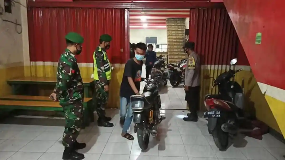 Begini Tingkah Para Pelanggar Aturan PPKM Darurat di Gresik, Coba Kelabui Petugas Tapi Ketahuan
