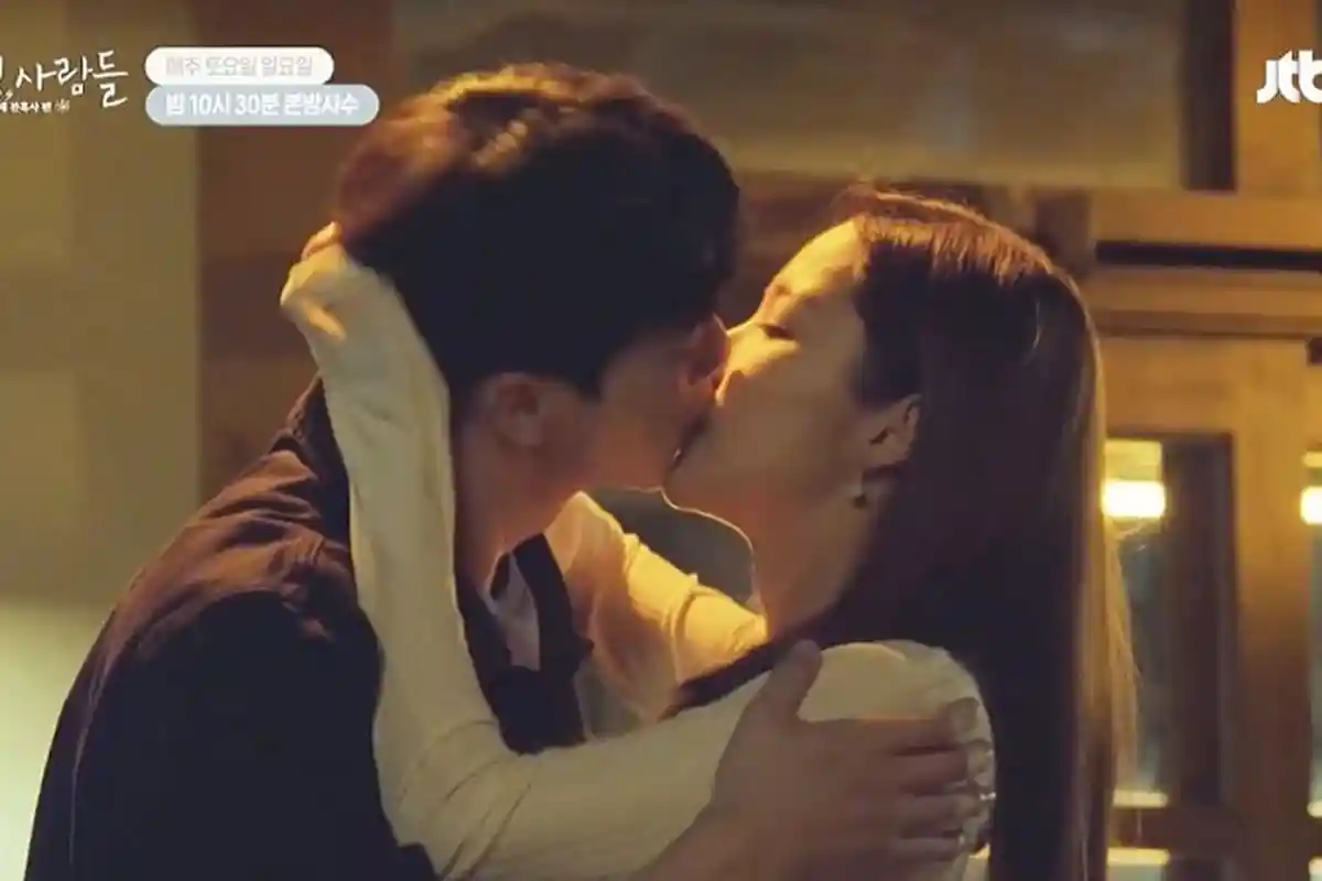 Ciuman Song Kang dan Park Min Young dalam Drama Korea Forecasting Love and Weather