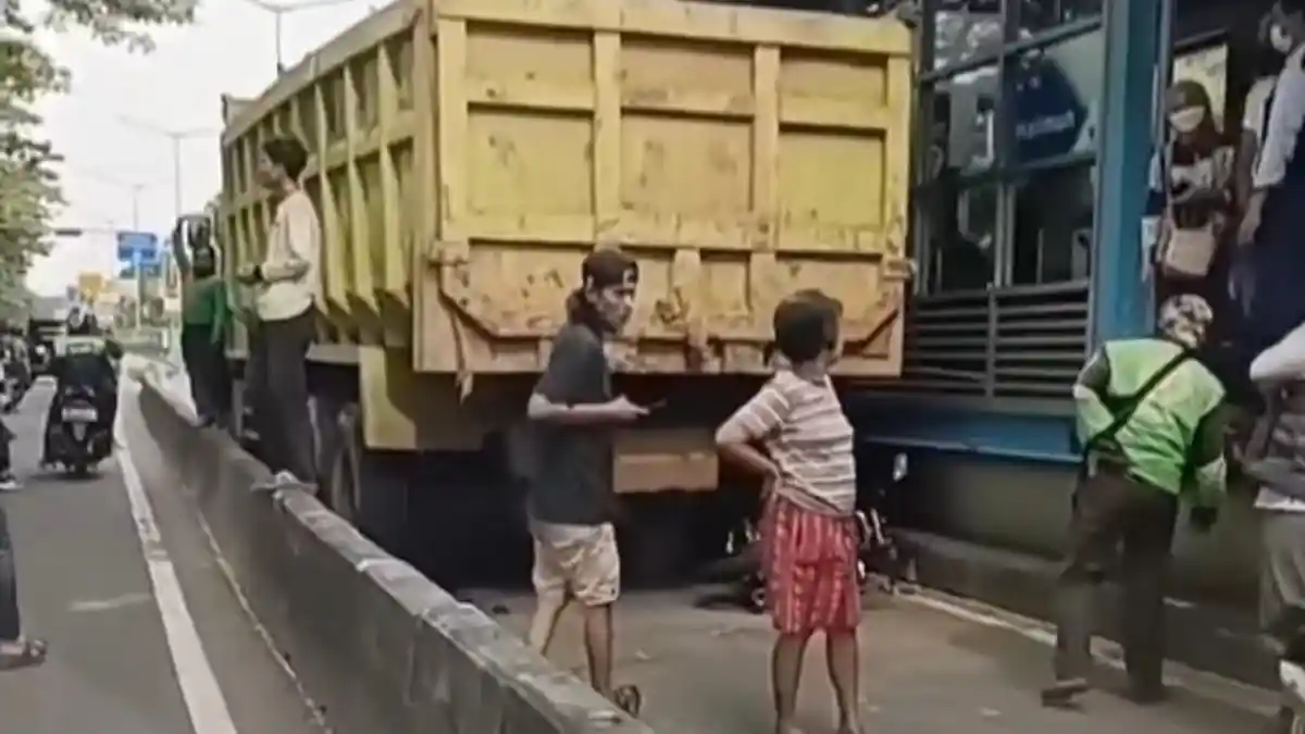 Kecelakaan Truk dan 2 Motor Terjadi di Jalur Busway di Halte Halimun