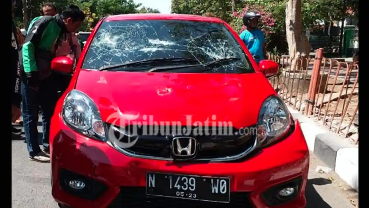 BREAKING NEWS: Honda Brio Merah Dirusak Massa di Sidoarjo, Pengemudinya Kabur Diduga Tabrak Lari