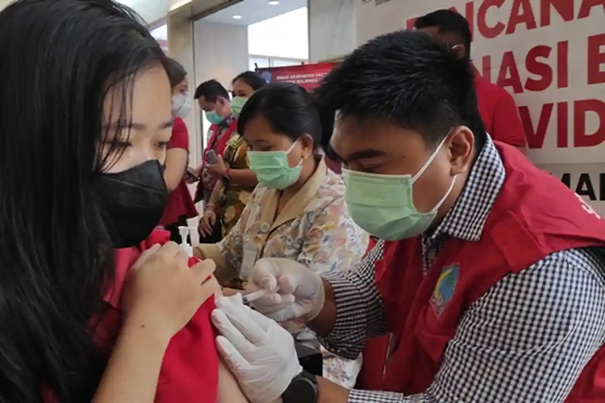 Efek Samping Vaksinasi Covid-19 Booster, Berikut Cara Mengatasinya