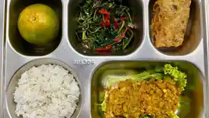 Setelah-Libur-Seminggu-MBG-di-Buleleng-Mulai-Beroperasi-Ayam-Betutu-Jadi-Menu-di-SMPN-6-Singaraja.jpg