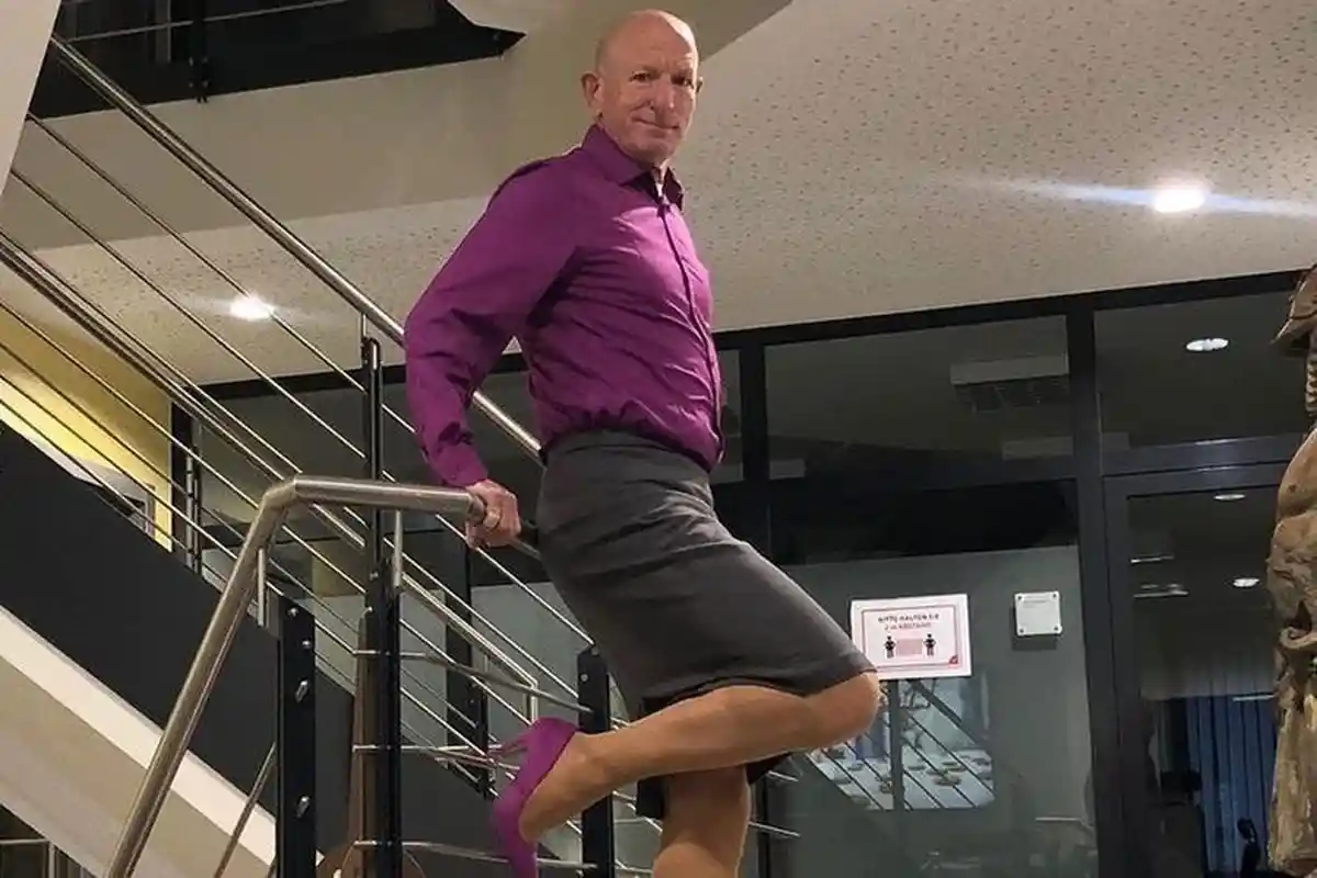 Pelatih Sepakbola Ini Tiap Hari Kenakan Rok dan High Hells, Malah Aneh Lihat Siswi Bercelana Panjang