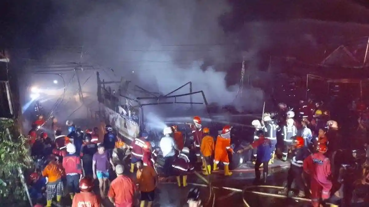 Lima Rumah Warga Jalan Suryanata Kelurahan Bukit Pinang Kota Samarinda Hangus Terbakar