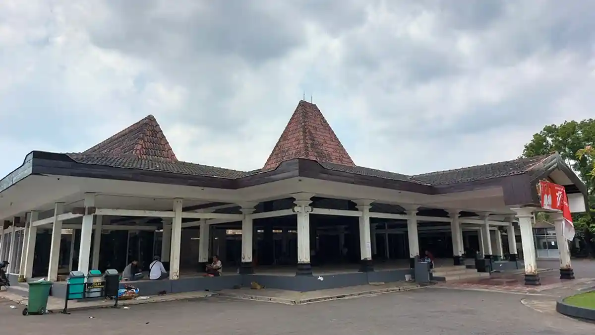 Pendopo Rumah Dinas Bupati Karanganyar Mulai Dibongkar