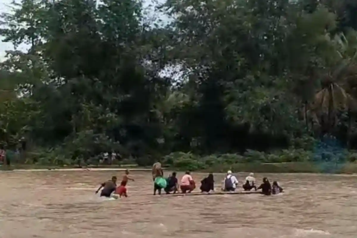 Belum Ada Jembatan di Air Kali Kabuta, Warga Taliabu Harus Naik Rakit dengan Tarif hingga Rp50 Ribu