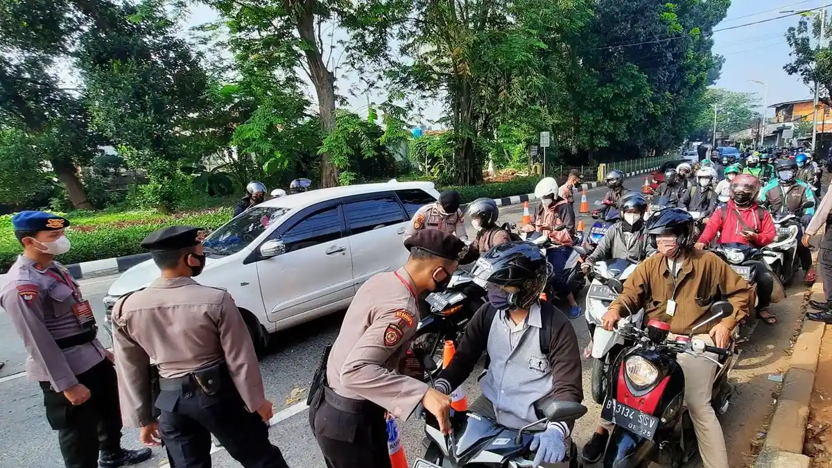 Pagi Ini Jalan Lenteng Agung Raya Masih Tetap Diportal Tim Gabungan TNI-Polri