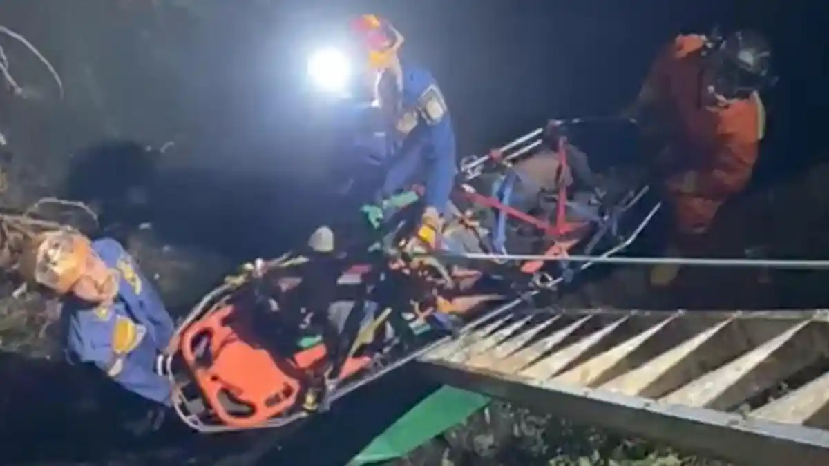 Gara-Gara Rem Blong, Pengemudi Ojol dan Penumpangnya Nyemplung ke Sungai  