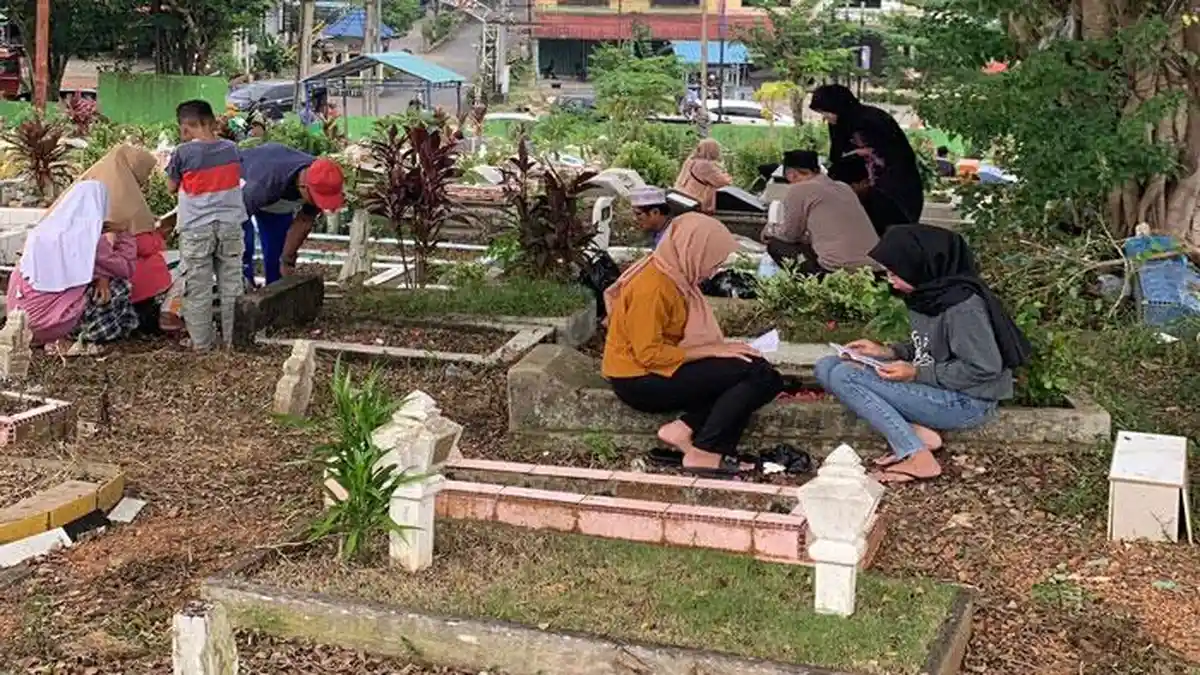 Jelang Ramadhan, Warga Tanjungpinang Ziarah Kubur di TPU Km 10 Tanjungpinang