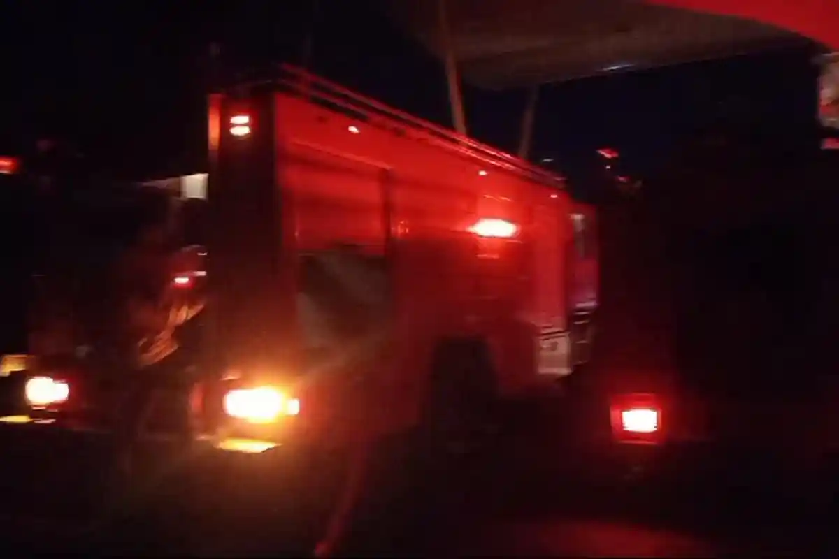 Graha Mulya Plaza Lumajang Terbakar Hebat saat Dini Hari, Seorang Sekuriti Dilarikan ke Rumah Sakit