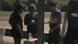 Polres-Pasuruan-Kota-mengamankan-pria-yang-menjual-arak-Bali-di-pintu-exit-Tol.jpg