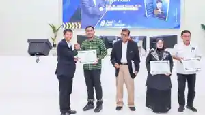 Rektor-UTU-Prof-Ishak-Hasan-saat-menyerahkan-cenderamata-kepada-penulis.jpg