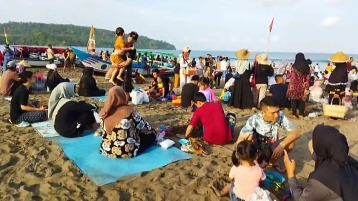 Menikmati Libur Panjang di Pantai Pangandaran, Begini Kata Wisatawan Asal Bandung