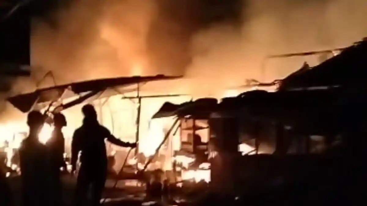 BREAKING NEWS : 13 Kios di Ngemplak Sleman Terbakar 