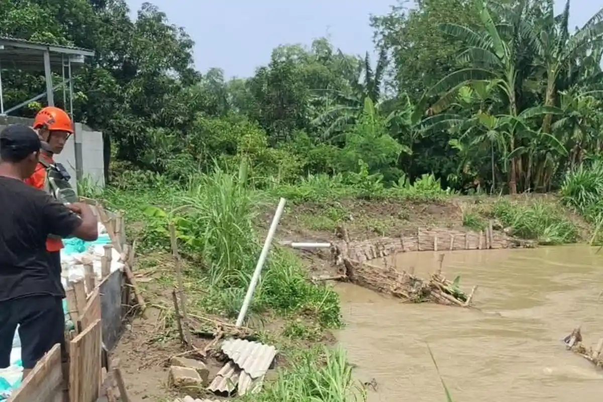 WK DPRD Gresik Mujid Ridwan Minta Dinas Terkait Perbaiki Tanggul Sungai Anak Kali Lamong yang Jebol