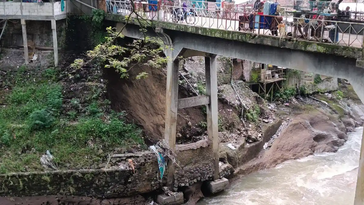 Rawan Roboh Plengsengan di Jembatan Pasar Burung Splendid Kota Malang Kembali Longsor