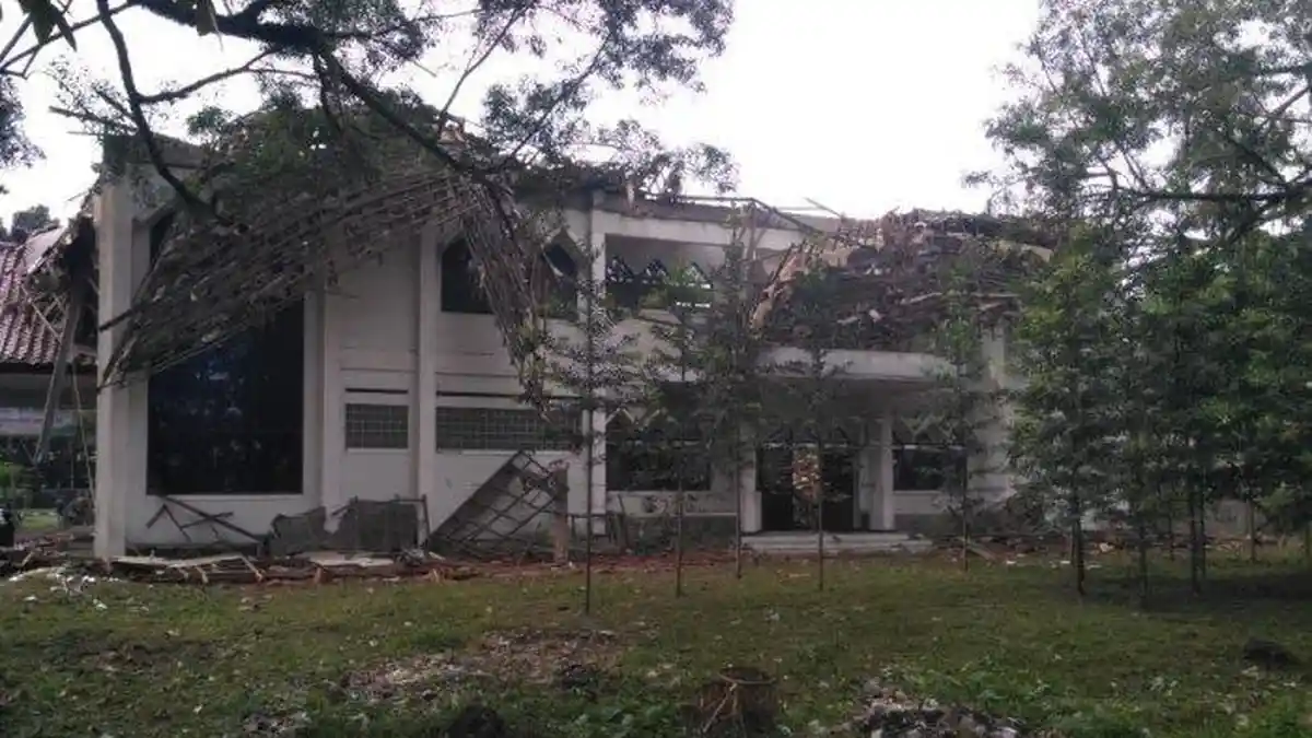 Diduga Sudah Lapuk, Atap Gedung Wisma Haji Kabupaten Bandung Ambruk
