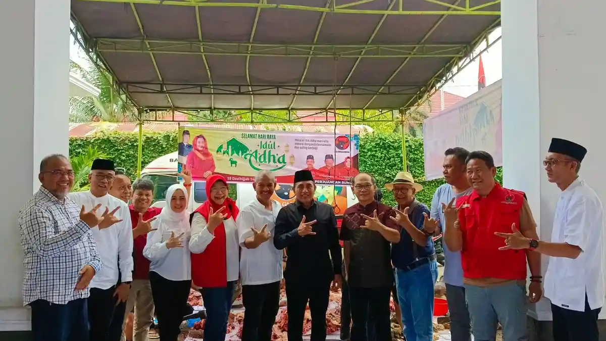 Edy Rahmayadi Pose Salam Mental saat Serahkan Hewan Kurban ke PDIP Sumut