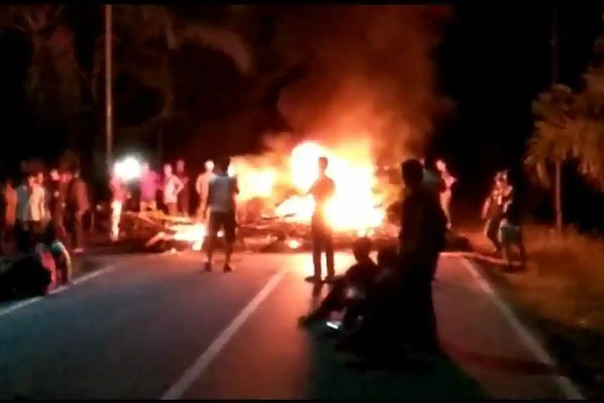 Aksi Caleg Blokade Jalan & Buat Kobaran Api di Jalinsum Bersama Relawan, Tuntut KPU, Ini Penyebabnya