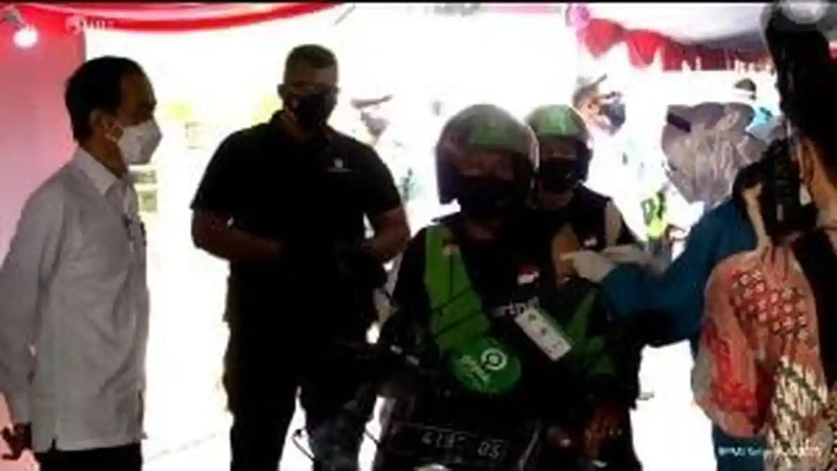 Presiden Jokowi Tinjau Vaksinasi Model Drive Thru di Bogor