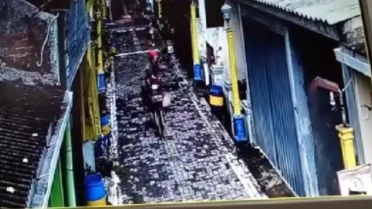 Jambret Bawa Anak Kecil Rampas Ponsel Mahasiswi di Semarang, Aksinya Terekam CCTV