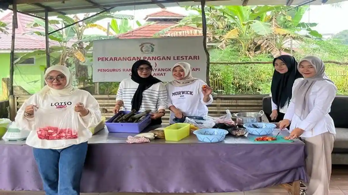 Sambut Lebaran, Polsek Merapi Lahat Bagikan Opor Ayam dan Bebek Hasil Ternak Sendiri