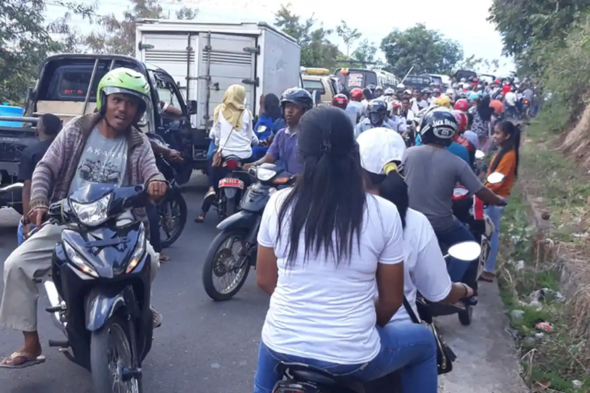Jalan Utama Ditutup untuk Karnaval, Jalur III Kota Larantuka Macet Total
