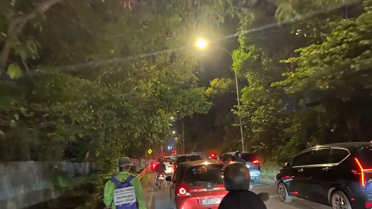 Kebakaran Rulli Batu Selicin, Lalu Lintas Sempat Macet Banyak Kendaraan Putar Balik