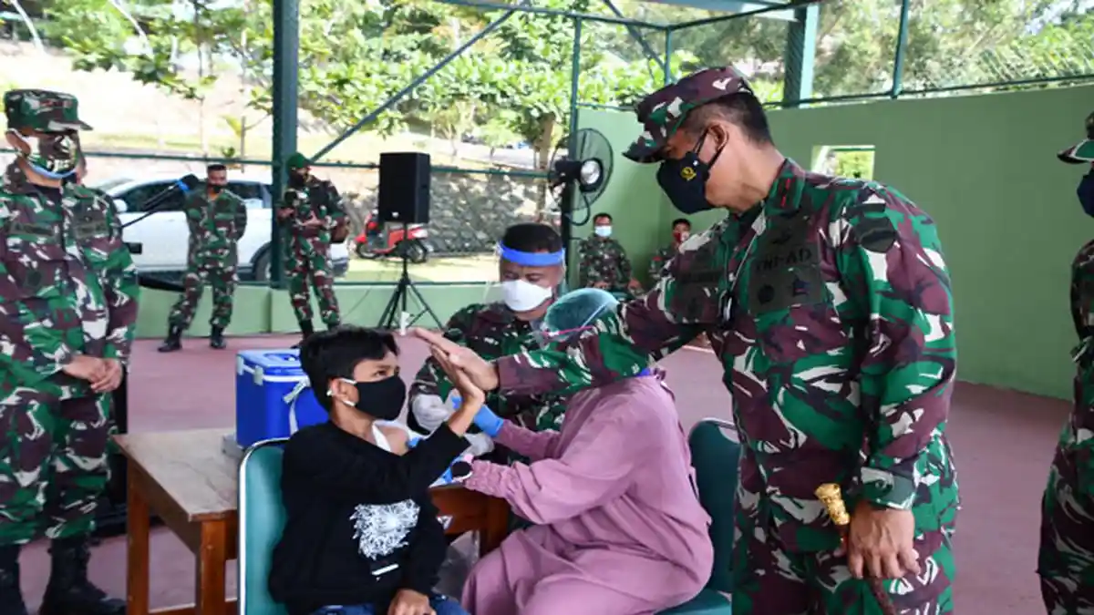 Danrem 033/WP Dan Ketua Persit Kartika Candra Kirana Gelar Vaksinasi Covid-19