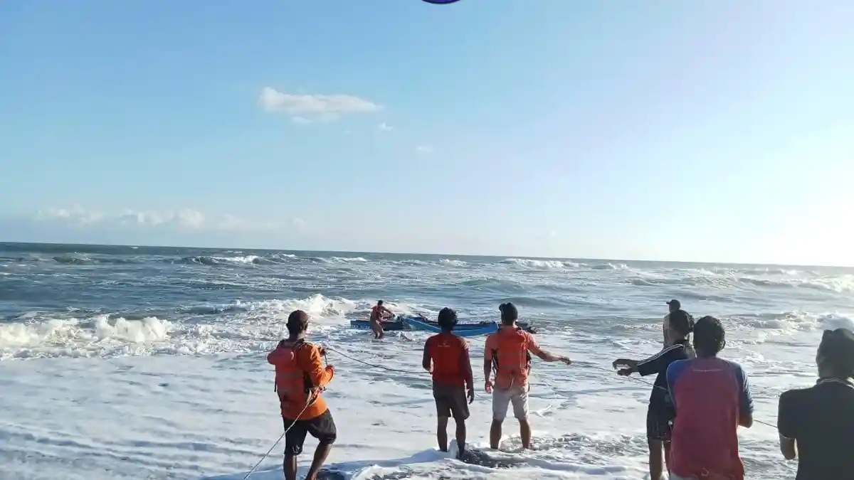 Perahu Nelayan Karam Dihantam Ombak Pantai Bugel Kulon Progo, Beruntung Tekong dan ABK Selamat
