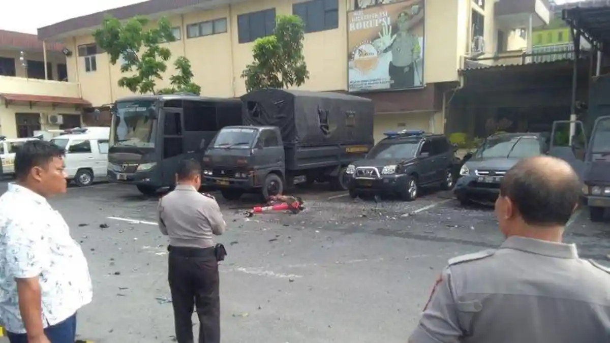 Ledakan Bom Terdengar Seperti Petir, Pelaku Bom di Polrestabes Medan 2 Orang