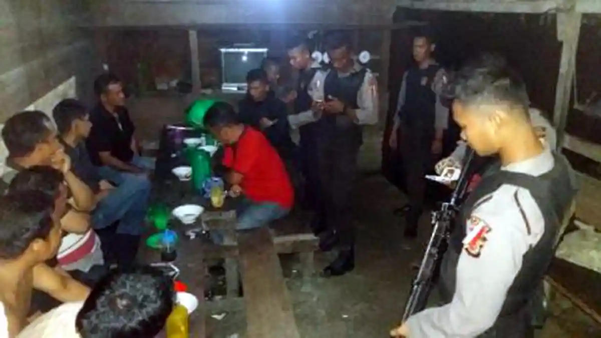 Dua Oknum PNS Sedang Pesta Tuak Ditangkap Polisi