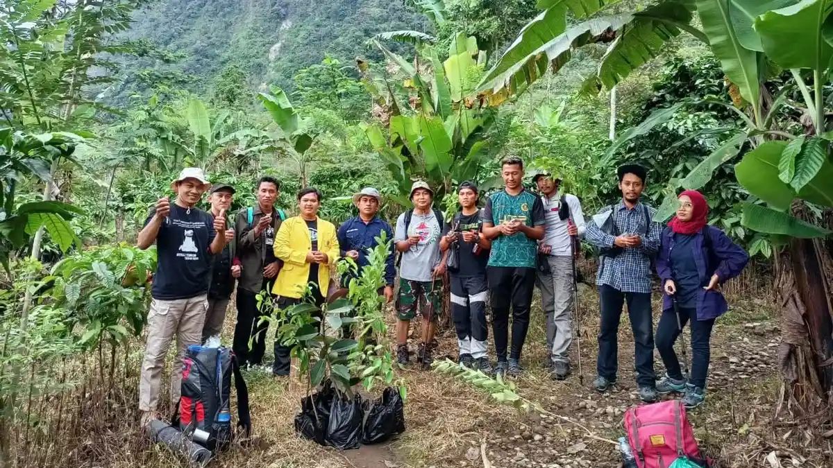 Aktivis Lingkungan Aksi Bersih-bersih Candi Angin di Tempur Jepara, juga Tanam 100 Bibit Beringin