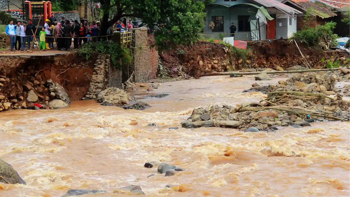 Bocah 10 Tahun Hanyut Korban Banjir Bandang di Subang Masih Dicari