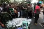 Jenazah Saimin Korban Ledakan SPBU Palmerah ditutupi Koran