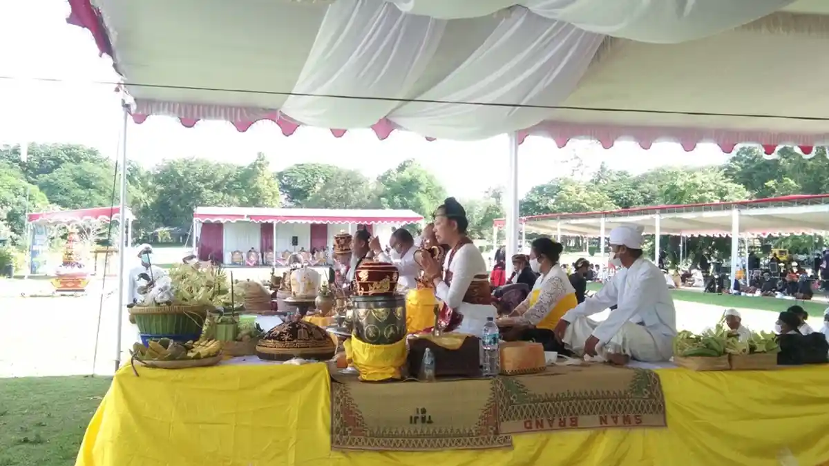 Jelang Tawur Agung, Umat Hindu Klaten Mulai Berdatangan ke Candi Prambanan
