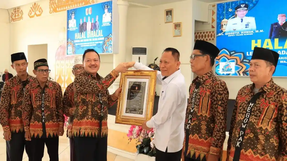 Bupati Qudrotul Ikhwan Diganjar Penghargaan dari Lembaga Adat Megow Pak Tulangbawang