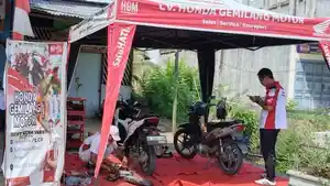 Teknisi-AHASS-Honda-Gemilang-Motor-Lhoksukon-memberikan-layanan-servis-murah-2026.jpg