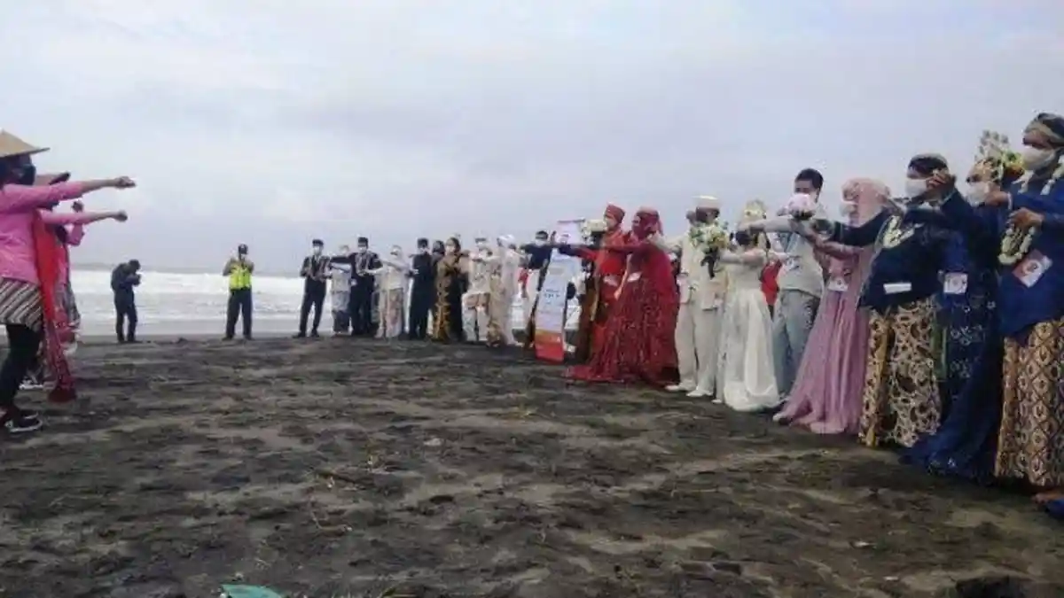 Konsep Pernikahan Unik 'Nikah Bareng Merah Putih', 11 Pasang Pengantin Main TikTok di Tepi Pantai