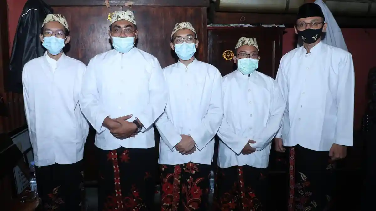 Ziarah Ke Makam Para Wali, Gus Jazil Berdoa Agar Indonesia Segera Bebas Covid-19