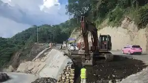 Jalan-poros-Maros-Bone-di-Jalur-Tompoladang-Kabupaten-Maros-Sulawesi.jpg
