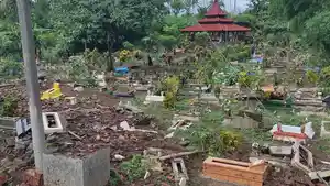 Akibat-Banjir-Bandang-sejumlah-kijing-makam-di-Tempat-Pemakaman-Umum-TPU.jpg