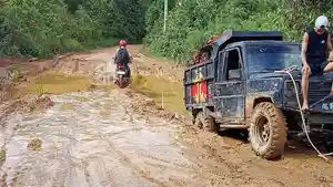 JALAN-RUSAK-435trdgfcxv.jpg