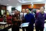 Abraham Samad Menerima SK Deponering Dari JAM Pidum