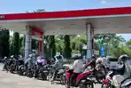 20260610-antrean-isi-bbm-pertalite-di-spbu-karanglewas-banyumas.jpg