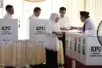 Khofifah Indar Parawansa Bersama Keluarga Coblos di TPS 31 Wonocolo