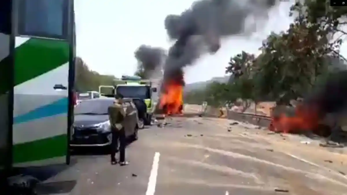 VIDEO Breaking News: Tabrakan Beruntun di Cipularang, Sejumlah Kendaraan Terbakar