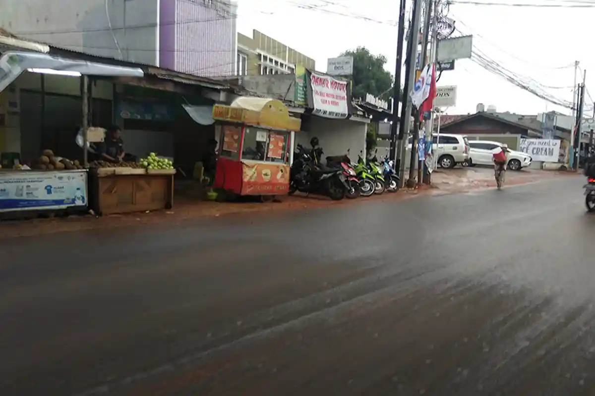 Lalu Lintas di Jalan Lapangan Tembak Cibubur Kembali Normal Setelah Semburan Lumpur Kemarin Malam